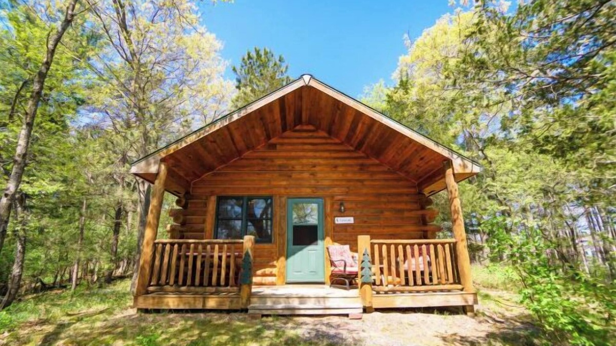 Reedsburg House | Private cabin w/jacuzzi tub, gas fireplace close to several famous parks