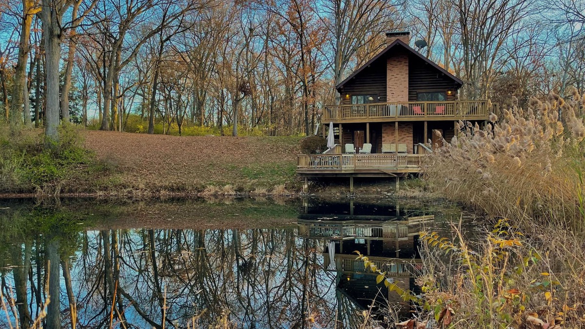 Freeburg Cabin | Private Cabin with Pond on Family Farm