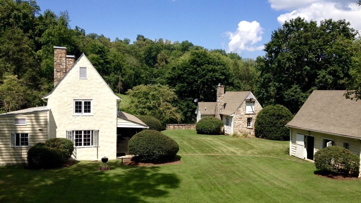 Valley Springs House | Private Carriage House Compound - Walking Distance to Downtown Hot Springs