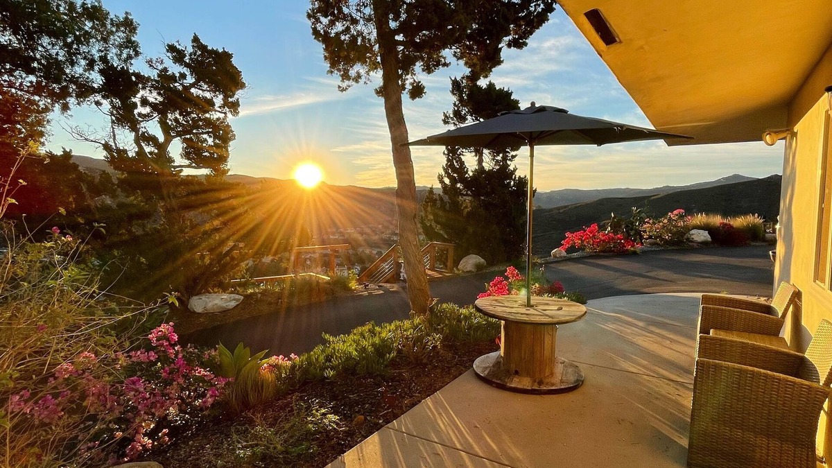 Cloverdale House | Private Casita-Beautiful Valley Views, Outdoor patio with bar