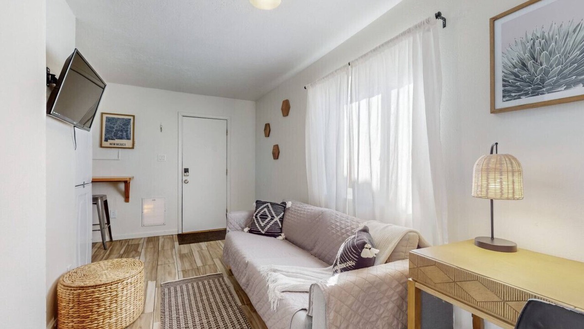 Los Griegos House | Private Casita *Minutes to River Trails & Dining*