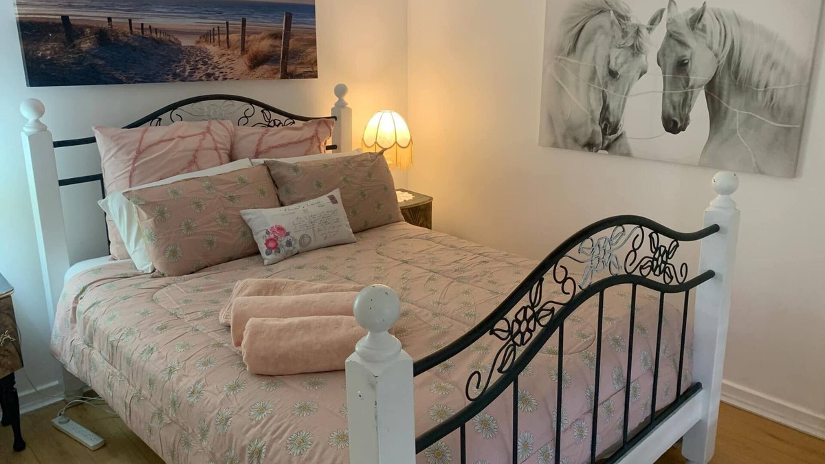 Dudley Park Cottage | Private Central Guesthouse