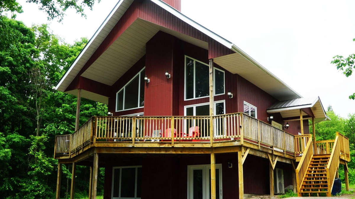 Asphodel-Norwood Ski Chalet | Private Chalet Retreat. Close to amenities. Very Roomy & Pet-Friendly!