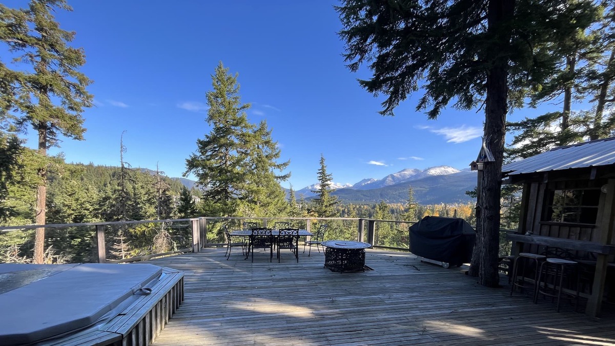 Blueberry Hill Ski Chalet | Private Chalet with amazing view and hot tub-20min walk to Whistler Village.