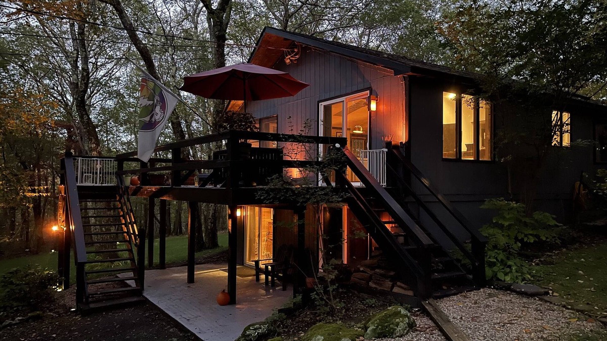 Hillsdale House | Private Contemporary Country Chalet