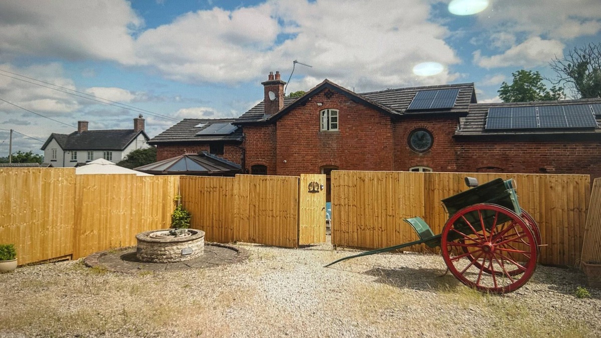 Cosford House | Private Cosy 1-Bedroom Cottage in Wheaton Aston, Staffordshire