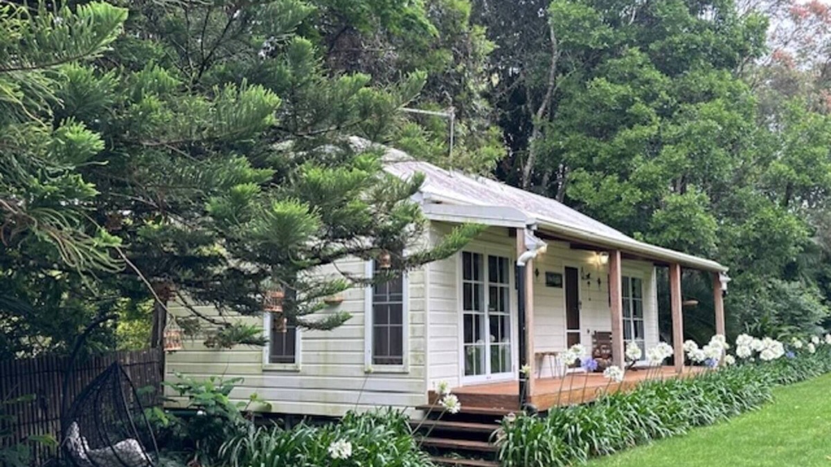 North Tamborine Cottage | Private cottage inside Avalon Gardens estate, stroll to Gallery Walk