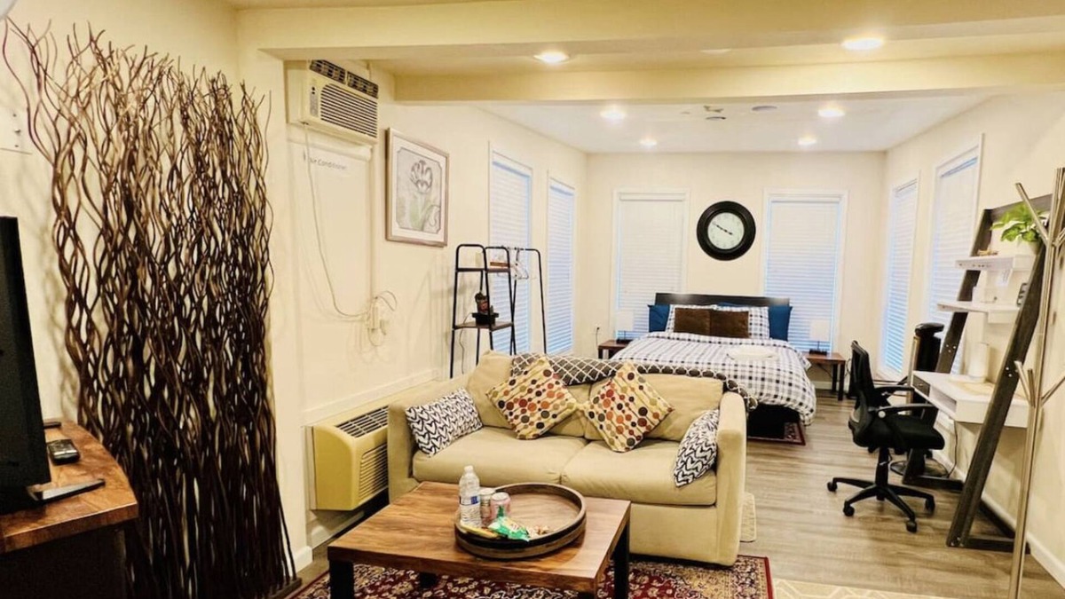 Alderwood Manor Cottage | Private Cottage, 5 mins to Groceries & Alderwood mall!