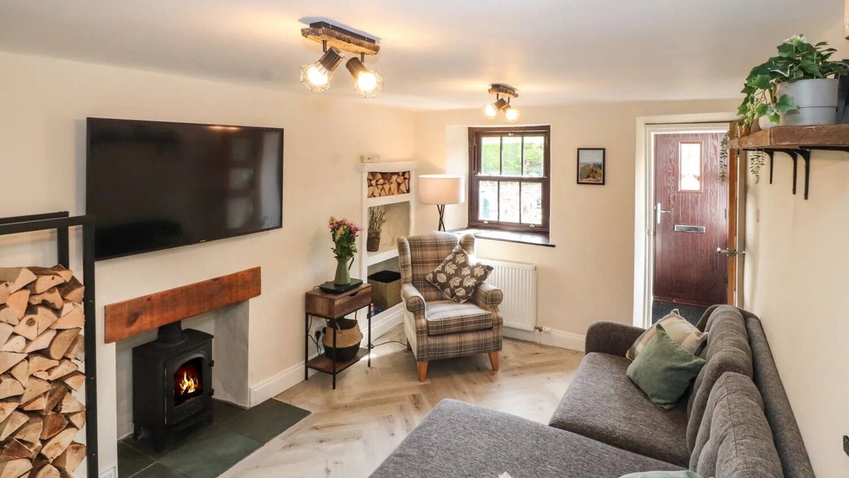 Shap Cottage | Private Cottage - Dogs Welcome - 1 Minute Walk to Local Pub