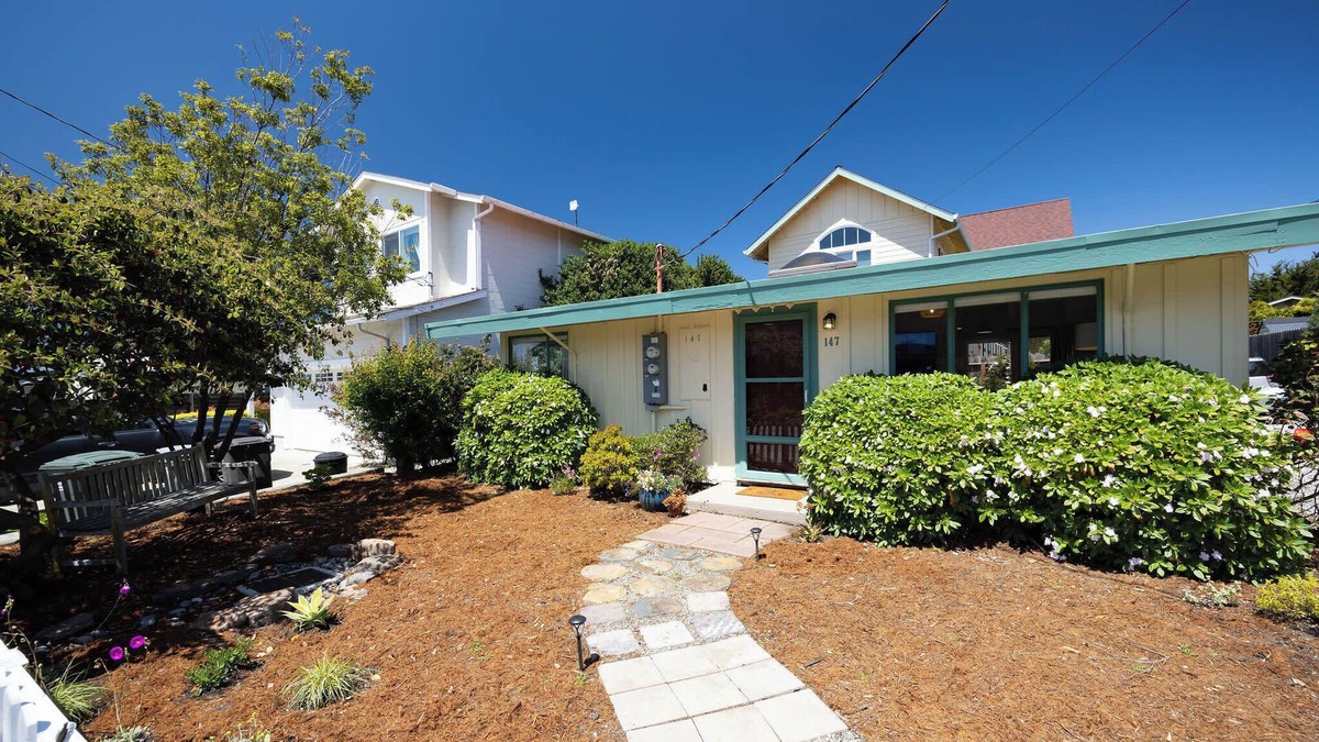 El Granada House | Private Cottage House - Walk to Beaches, Harbor,Food, Trials, so much more