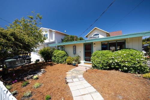 El Granada House | Private Cottage House - Walk to Beaches HarborFood Trials so much more