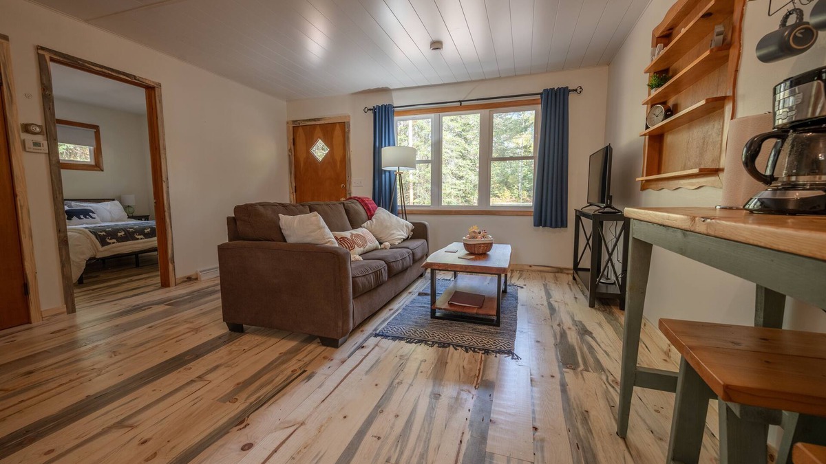 Tomahawk Cabin | Private cottage in the woods along the Somo River, on the trails!