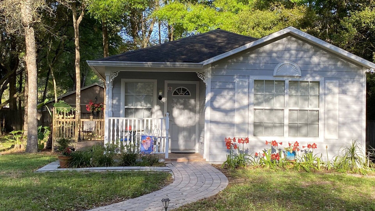 Orange City Cottage | Private Cottage w/Washer/Dryer Close to Many Area Attractions