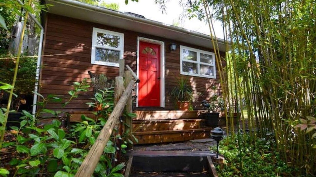 Amazon Cottage | Private Cottage - Walk to U of O!