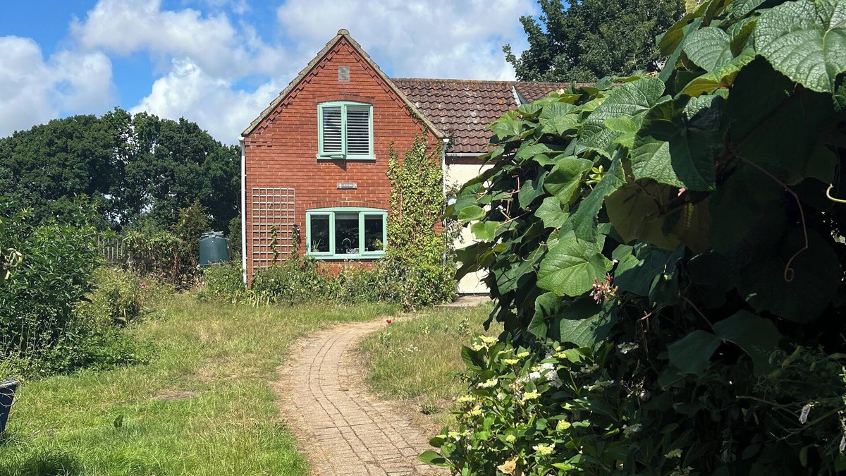 Great Yarmouth House | Private Country Retreat with Hot Tub, Fire Pit, Near Filby Broads
