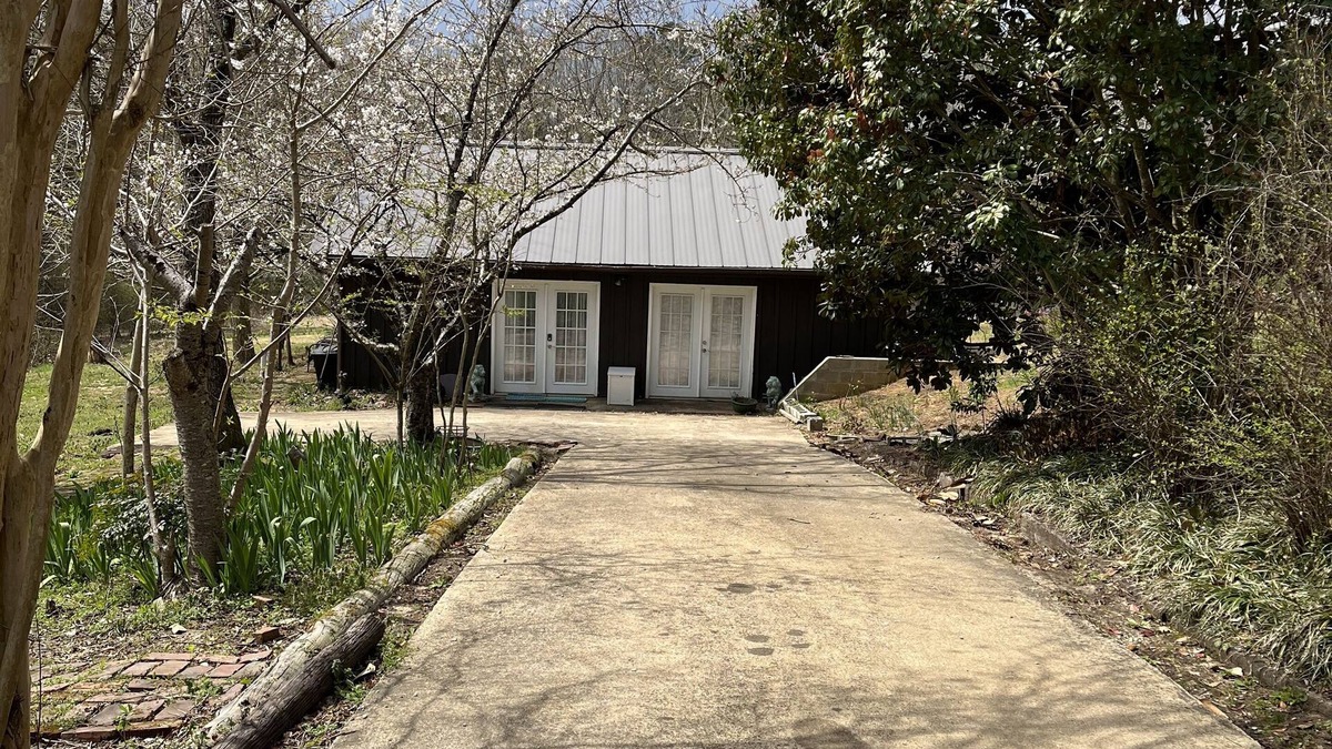 Corinth Cottage | Private country setting within city limits .