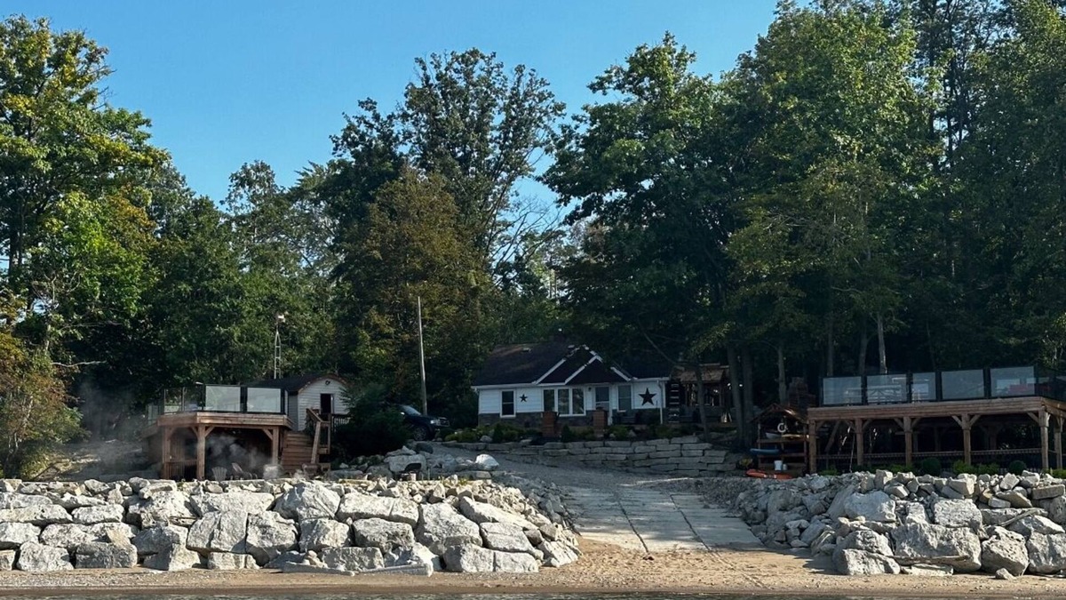 Wyoming House | Private Cozy 2-bedroom house steps from the shore of Lake Huron