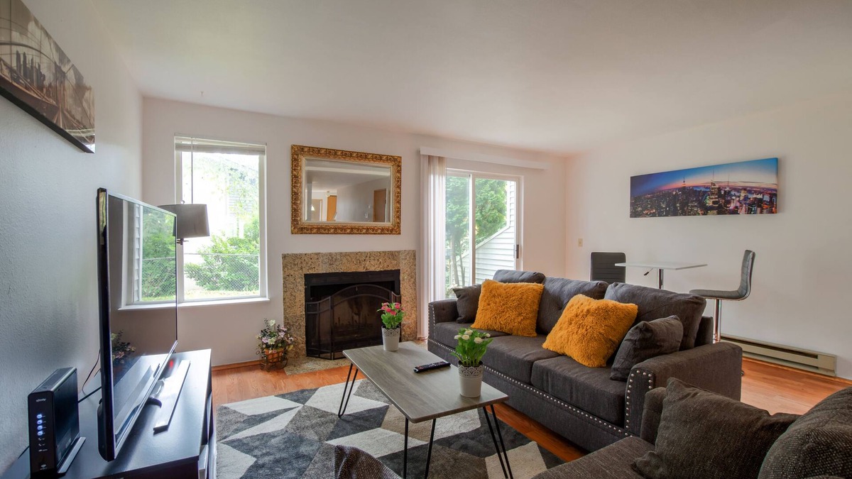 South Juanita House | Private, Cozy, and Strategic entire 2 beds TH