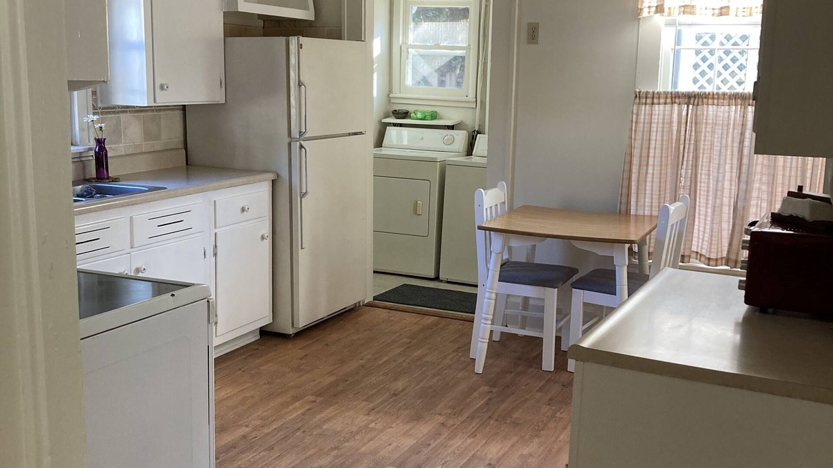 Madisonville Cottage | Private, cozy,classic, simple. Centrally located to hospital, uptown.