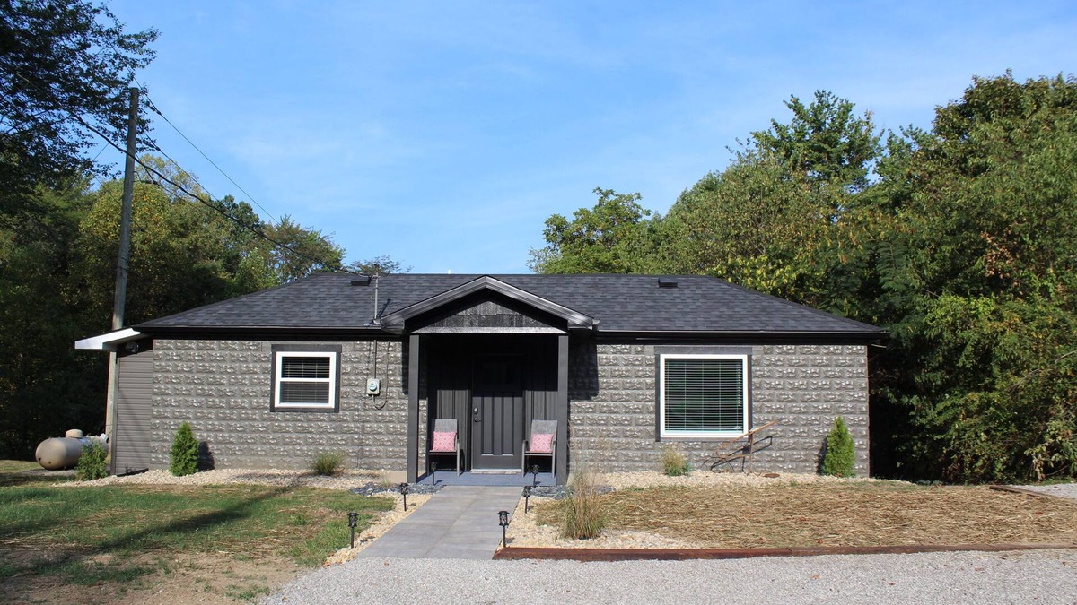 Wellston House | Private, cozy Corner Cottage and updated