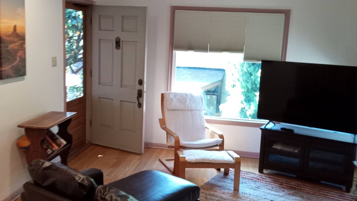 South Wrigley Apartment | Private, cozy-newly remodeled