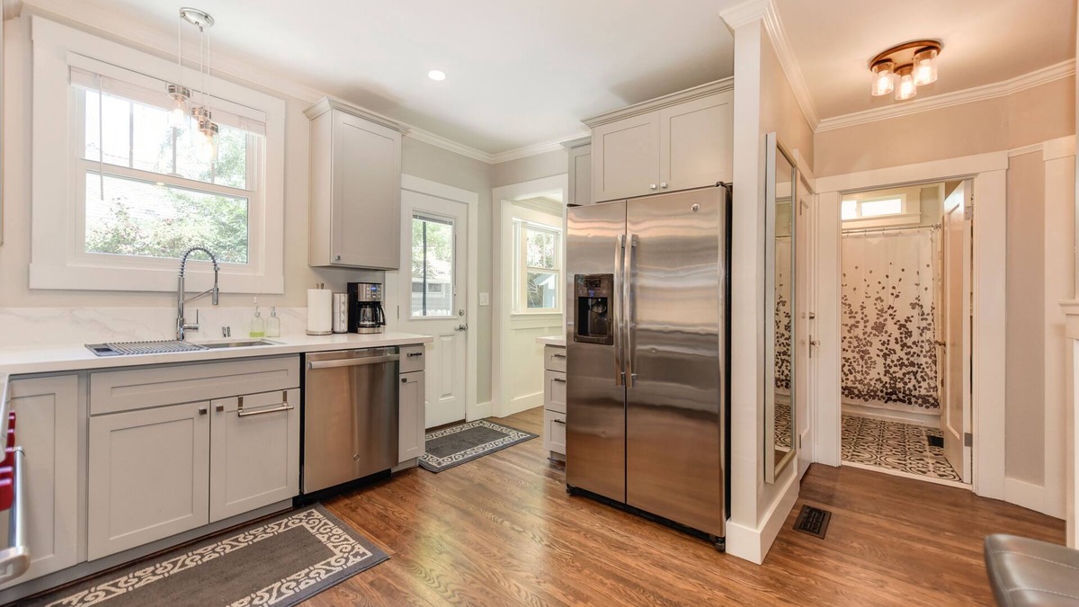 Central Sacramento House | Private, Cozy, Quiet, Luxury, Mins to Hospital, Park, Restaurants & Coffee Shop