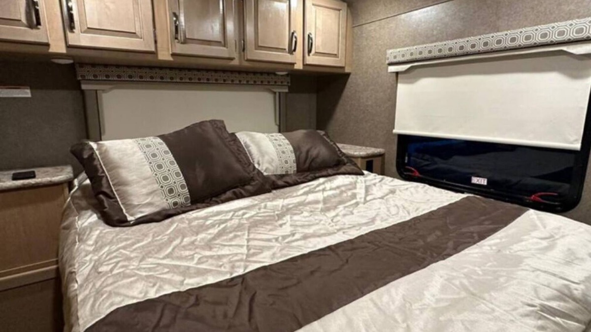 Ludlam House | Private Cozy RV Very central walking to shopping store/near FIU Pet Friendly .