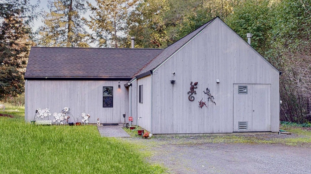 Freestone House | Private creekside oasis on 6 acres with furnished patio & bonus sleeping den
