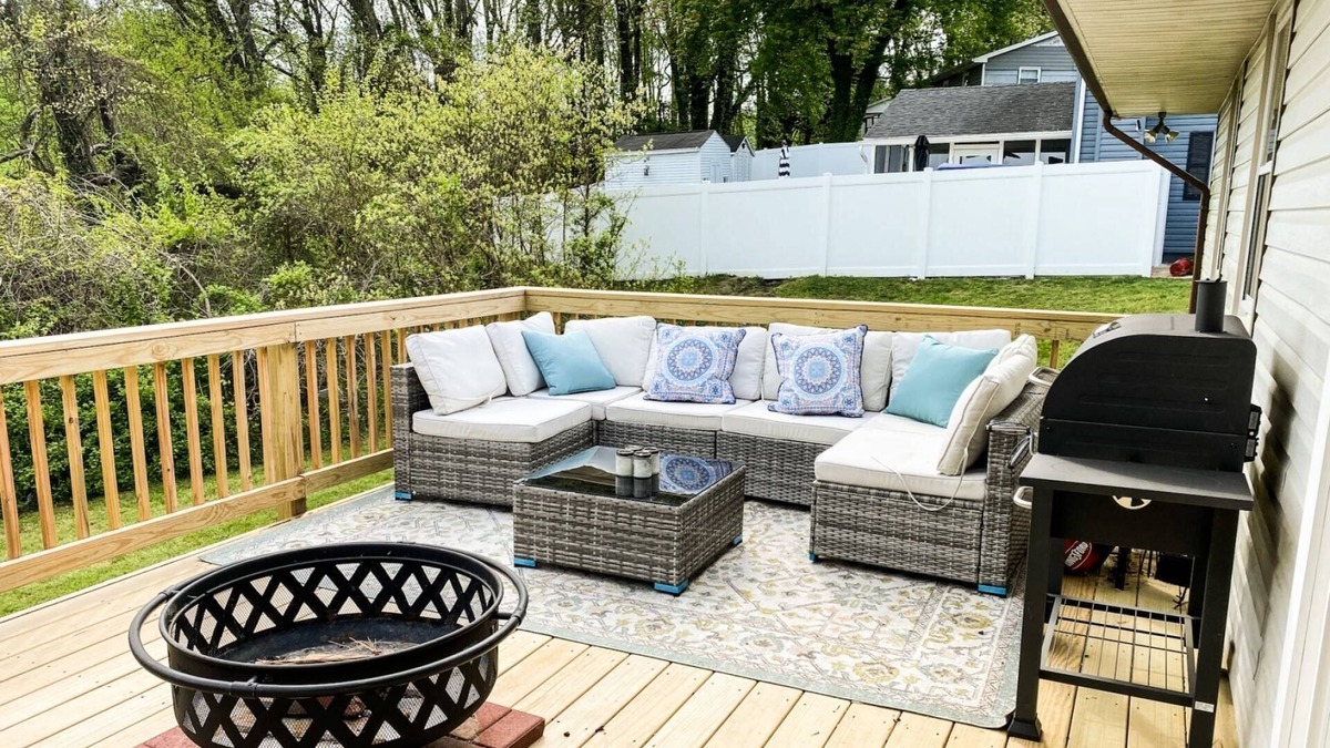 Severna Park House | Private deck, backyard and dog-friendly just 12 minutes to Annapolis