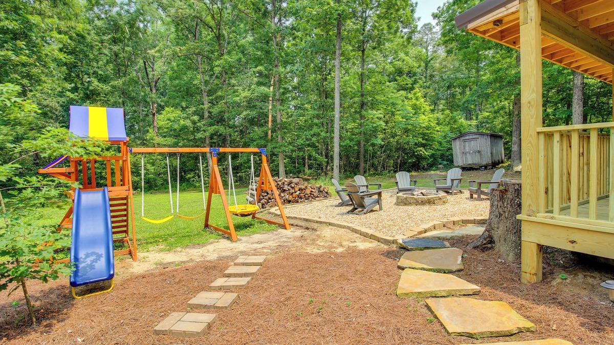 Henagar Apartment | Private Deck: Studio Near Guntersville Lake!