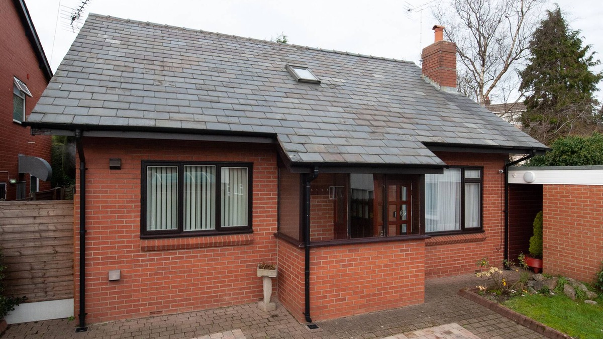 Preston House | Private detached 3 bedroom bungalow in Preston