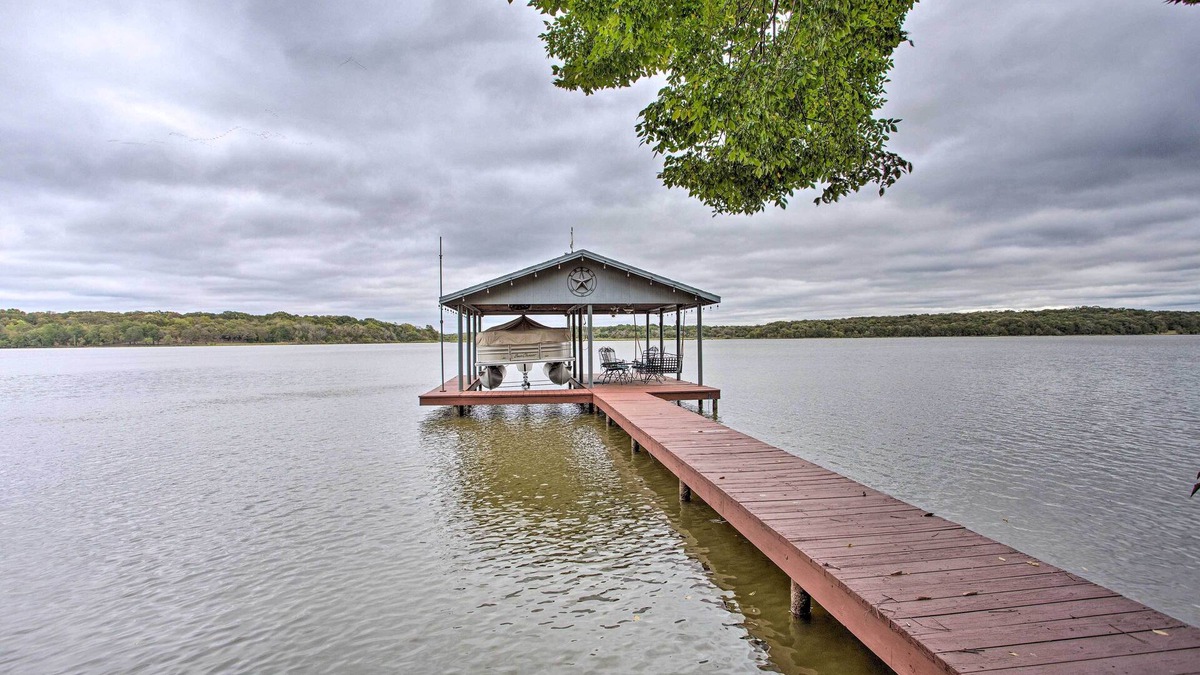 Log Cabin House | Private Dock & Fire Pit: Cedar Creek Lake Home