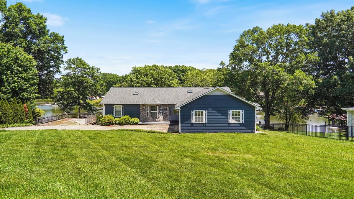 Terrell House | Private dock, hot tub, game room, paddle boat & fire pit!
