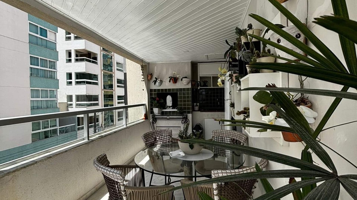 Castelo Branco Apartment | Private double room for rent. Shared apartment, air conditioning, TV, minibar. 250m from the beach