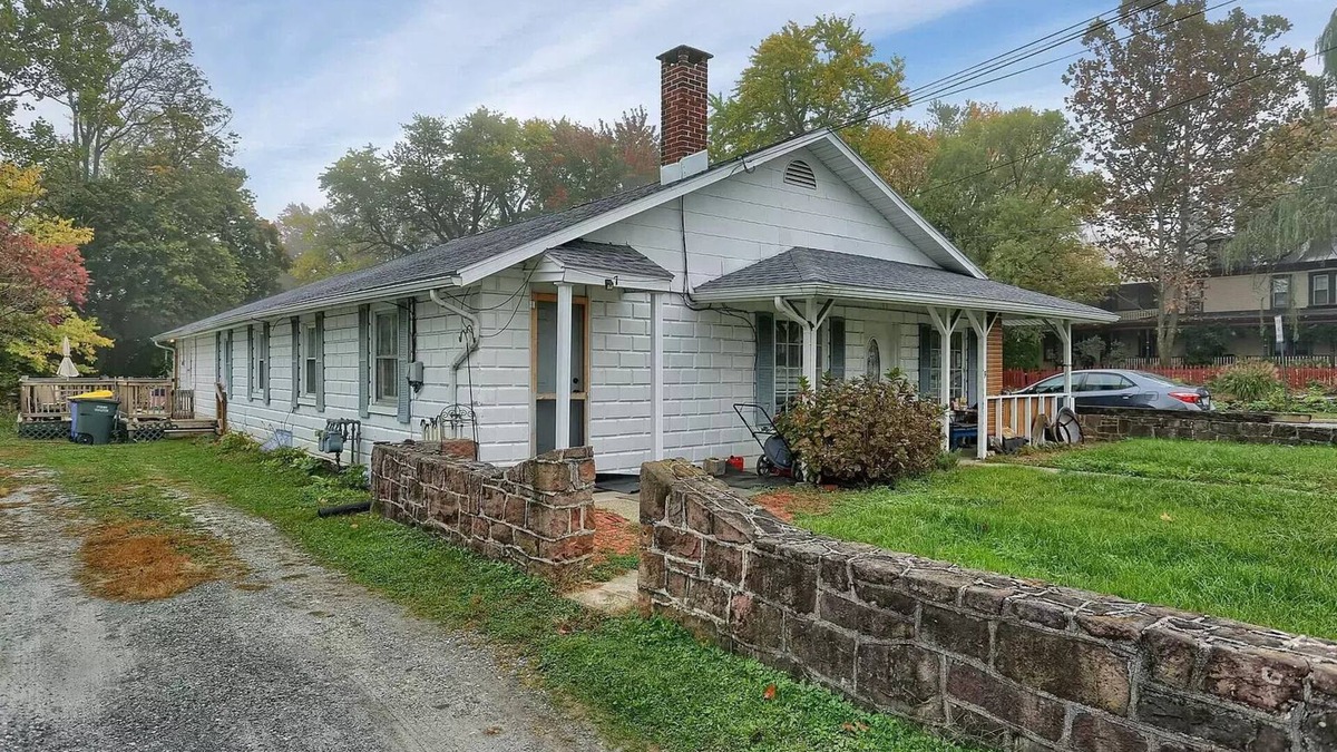Stonybrook-Wilshire House | Private driveway in safe East York near the heart of York with access to plazas