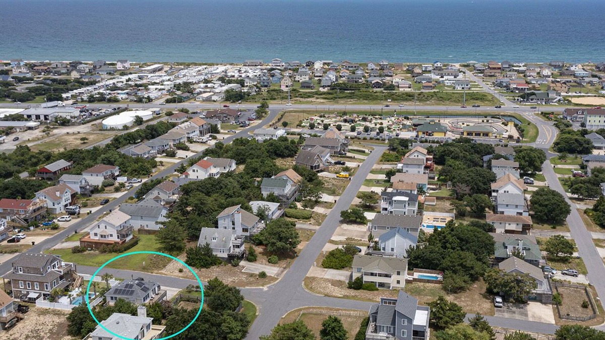 Kitty Hawk House | Private efficiency close to the beach & bay! Great for couples. Dog-friendly.