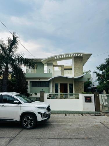 Daulatabad Villa | Private & Elegant 3BHK villa, Hillside Hideaway, 10 mins from MH Bus Stand