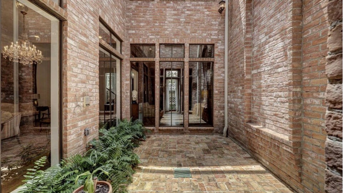 Uptown House | Private Elegant Tanglewood Houston Home