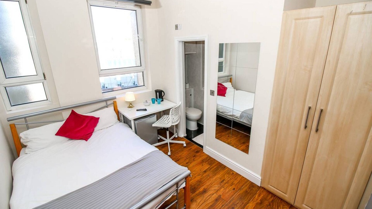 Spitalfields Apartment | Private en-suite room near Liverpool st Brick L