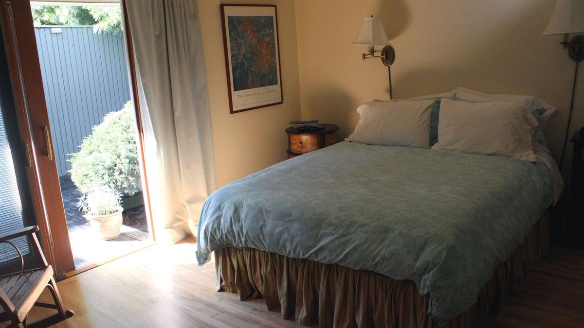 South End House | Private En Suite Large Master Bedroom With King Sized Bed