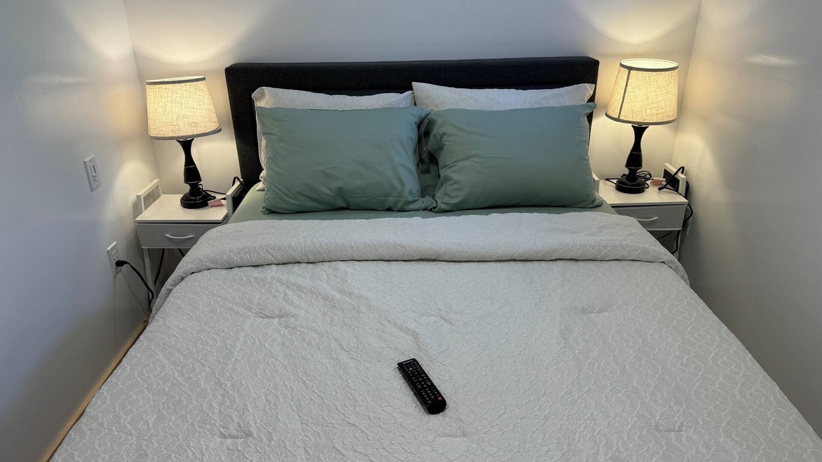 Ottawa Division Apartment | Private entrance, 2xBR, 2xBath, 1 living, near Canadian Tire center. Brand new.