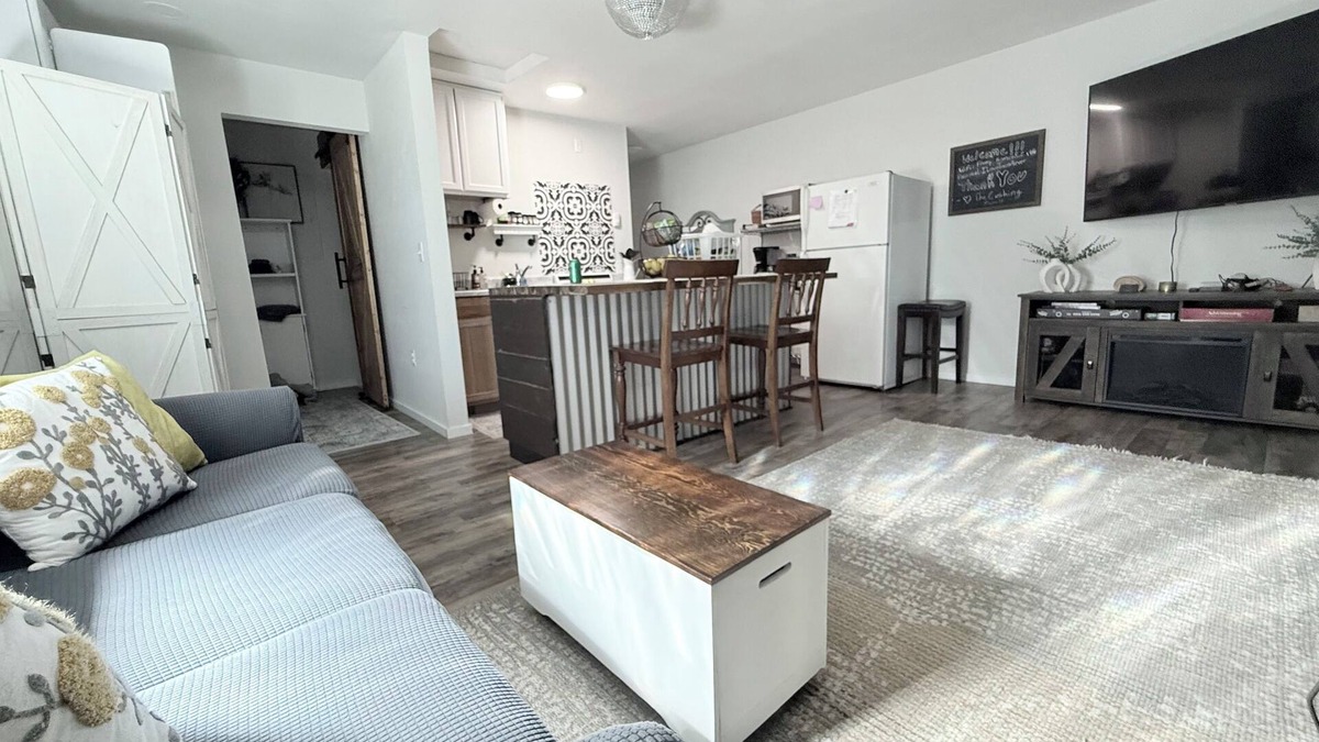 Burns Bed & Breakfast | Private Entrance Guest Suite Apartment