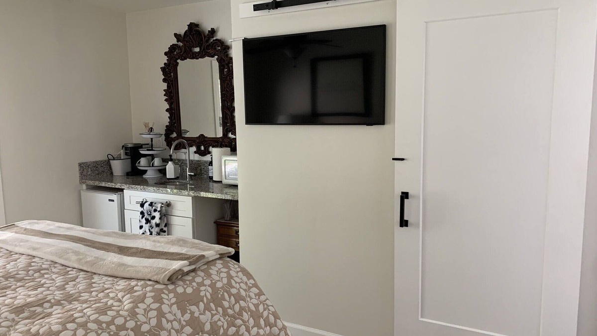 West Park Community House | Private Entrance Queen Suite