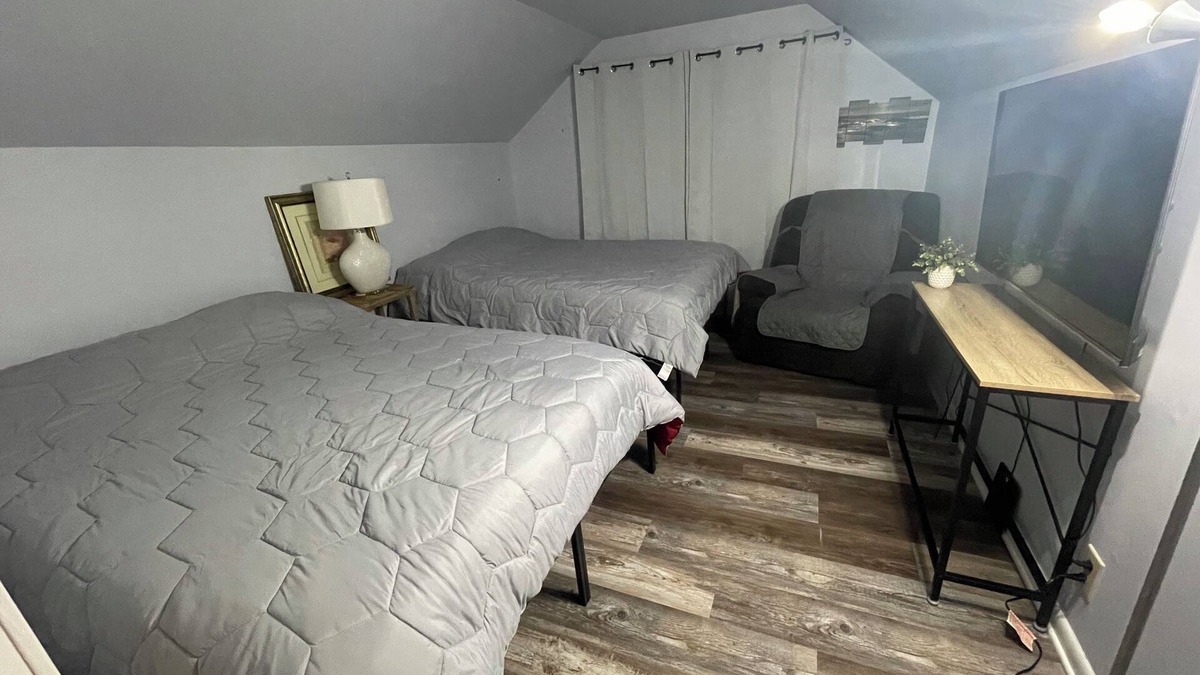 Avondale Melbourne Heights House | Private Entry, Upstairs 2 Queen Beds, Wifi, TV, & Smart Locks for Self Check in