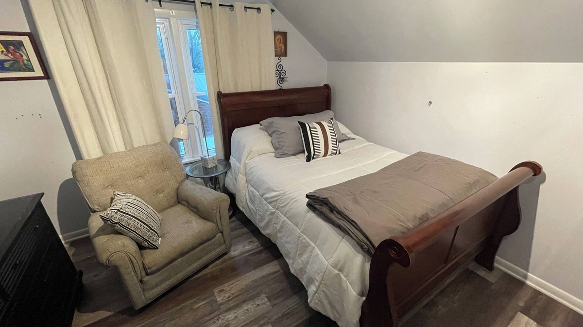 Avondale Melbourne Heights House | Private Entry, Upstairs Queen Bed, Wifi, TV, and Smart Locks for Self Check in