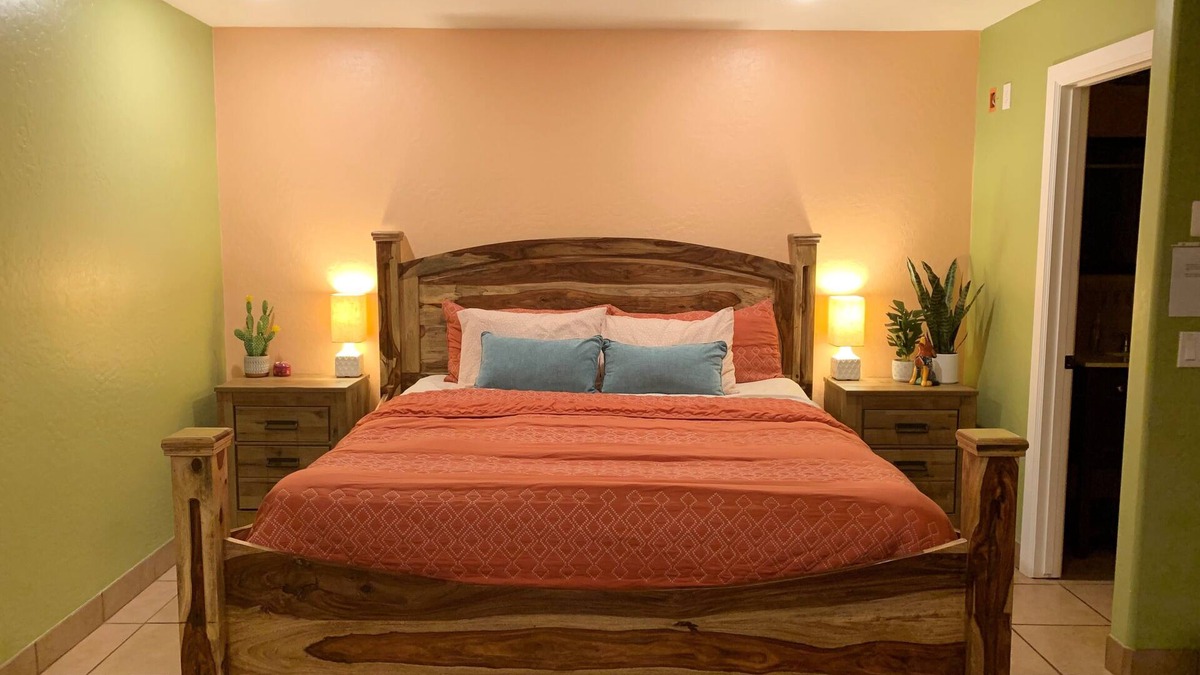 Encanto Apartment | ★Private Entry★King Bed★Affordable Comfort★Historic Neighborhood★Close to it all