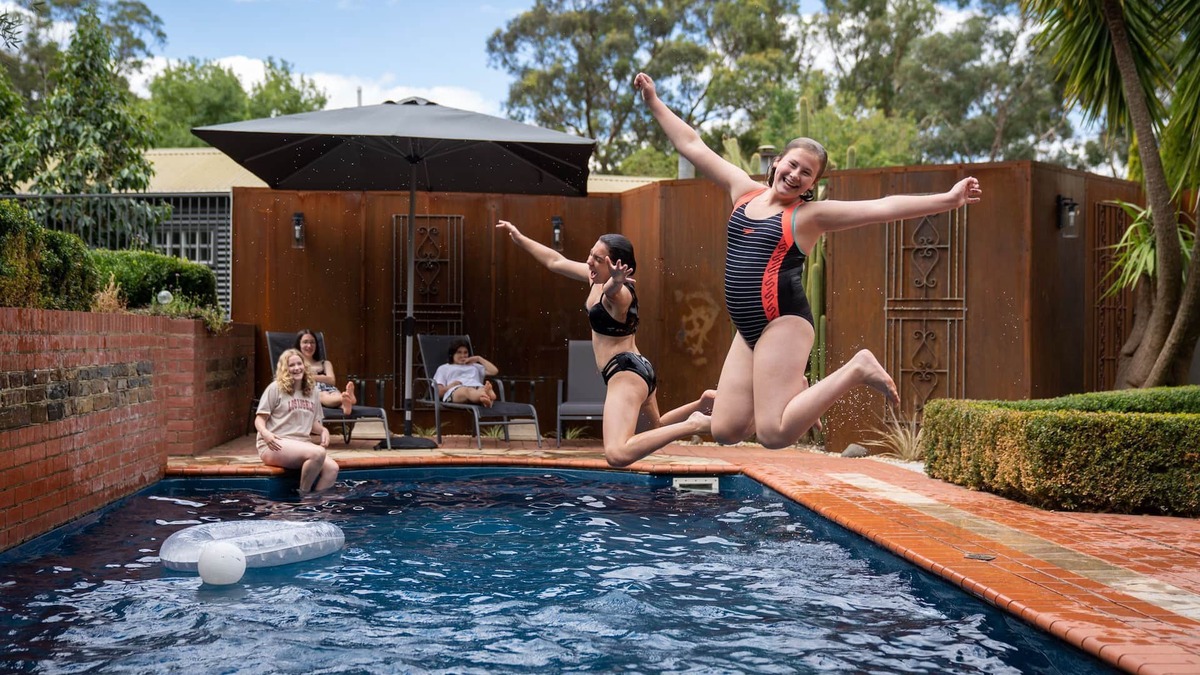 Yarra Glen House | Private Estate 10 bedrooms, 27-30 pax, games room, bar, 9 bathrooms, spa suites