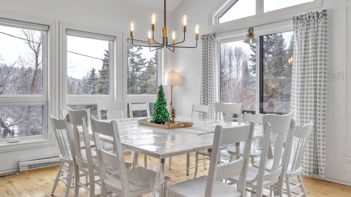 Namur Ski Chalet | Private Estate of 50 Acres/Lake/Canoe/Spa/Wilderness/Tranquility 100%/FirePit
