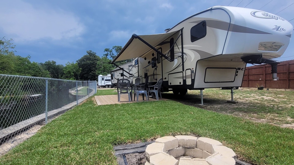 Wright House | Private Family Creekside RV Side+15 Min drive to Beach. Fenced Parking Lot