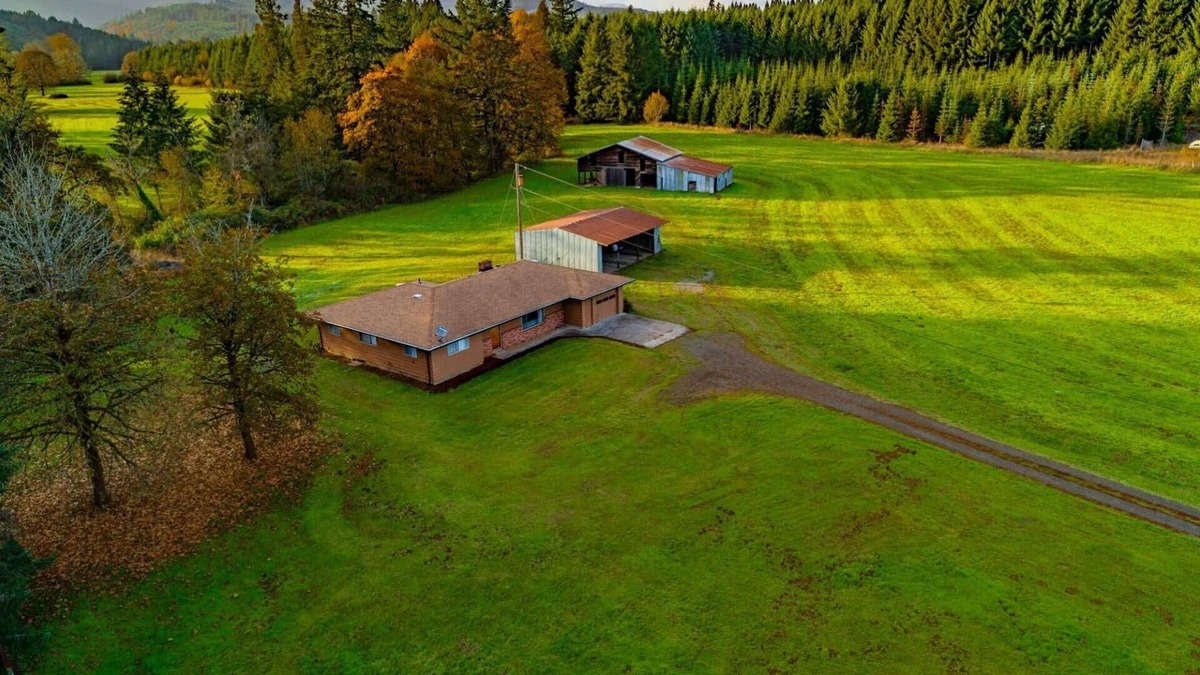 Gales Creek House | Private Farmland Setting, Open Floor Plan, Fire-Pit, BBQ, Next to Creek, Views of Forests and Hills